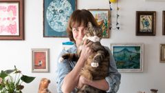 La escritora Sara Mesa novela de manera singular la convivencia de una profesora con su gato y su perra en �Perrita Country�, con ilustraciones del premio nacional Pablo Amargo. 