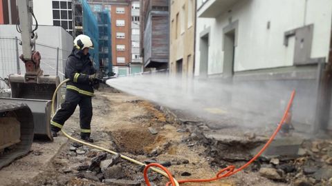 Un bombero trabajando en la fuga de gas de Sotrondio.