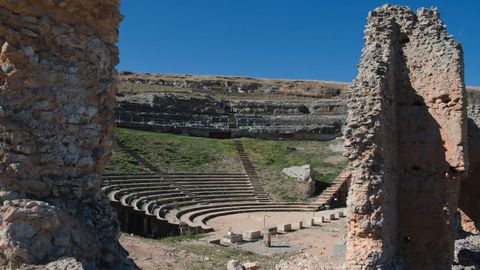 El teatro romano de Clunia, yacimiento romano situado entre las localidades de Coruña del Conde y Peñalba de Castro, en Burgos, es uno de los más grandes de la Península.