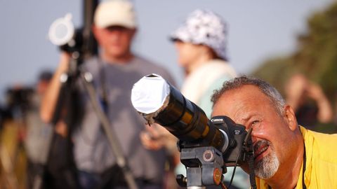 Gente viendo el eclipse desde la zona de la torre de H�rcules