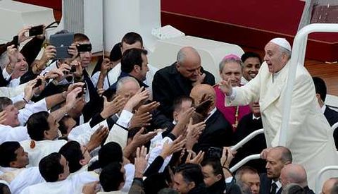 El papa Francisco saluda a un grupo de sacerdotes el pasado domingo, durante la misa de clausura del Ao de la Fe.