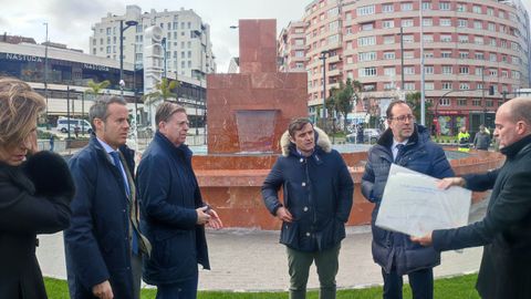 Alfredo Canteli con ms miembros del Gobierno local en la apertura al paso de peatones de la glorieta de la Cruz Roja