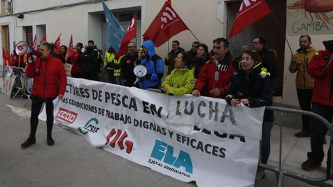 Inspectores de pesca y sindicalistas protestaron ayer frente a la cofrada de Celeiro, donde dirigentes del ministerio asistan a un congreso