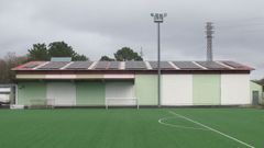 Nuevos paneles fotovoltaicos en la cubierta del pabelln de A Laracha