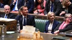 Hunt, durante su comparecencia en la C�mara de los Comunes, junto a Truss.