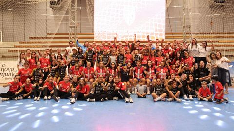 Los equipos del Guard�s 2026/2027, posando ante su afici�n.