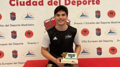 Rodrigo Sanjurjo posa con el premio obtenido este fin de semana.