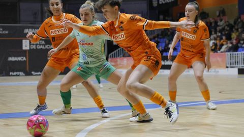 Lara, Irene y Cris Blanco defienden una acci�n de estrategia en el derbi ante el Poio Pescamar. 