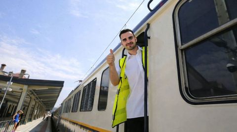 Jorge Ca�nzos, en la locomotora del Galaico Expreso en Monforte. Es uno de los tres maquinistas del tren. Los otros dos son Gabriel Gal�n y Jes�s Fern�ndez
