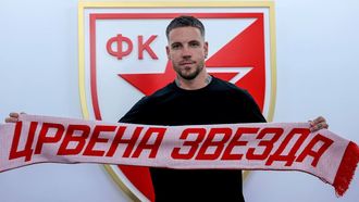 El ex del Celta Mihailo Ristic posa como nuevo jugador del Estrella Roja.