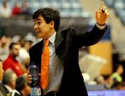 El preparador burelista gesticula durante el derbi gallego Santiago Futsal-Burela.