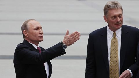 Putin con su portavoz, Dmitry Peskov, en una imagen de archivo