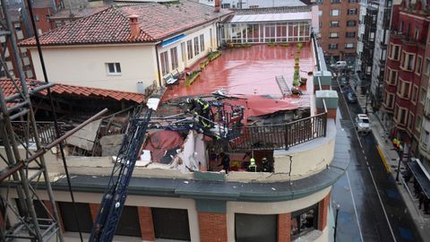 Un grupo de bomberos accede a la azotea del colegio San Vicente Pal