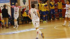 Antonio Diz celebra su tanto, el primero de los noieses ante el Manzanares