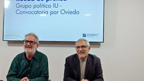 El portavoz de IU-Convocatoria por Oviedo, Gaspar Llamazares, y el diputado nacional de Sumar, Rafael Cofi�o, en rueda de prensa