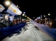Los manifestantes sujetan una bandera argentina gigante cerca del Obelisco bonaerense.
