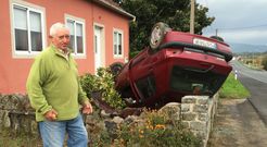 Alg�n curioso, al parecer, se llev� los pilotos traseros del Renault Clio aprovechando la noche, lo que sorprendi� a Enrique P�rez. 