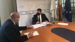 El alcalde de Valdovi�o, Alberto Gonz�lez (izquierda), y el delegado territorial de la Xunta, Gonzalo Trenor, en la reuni�n de ayer