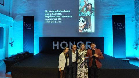 Portela los gimnastas Cintia Rodríguez y Ray Zapata, y el vicepresidente Honor para Europa, Pablo Wang