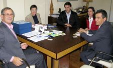 La firma del contrato tuvo lugar ayer en el despacho del alcalde carball�s.