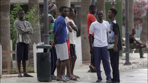 Un grupo de jóvenes extranjeros en Melilla