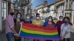 Comerciantes de San Pedro (en la foto, una peque�a representaci�n) impulsaron una iniciativa para declarar el barrio santiagu�s como un lugar amigable para lesbianas, homosexuales, bisexuales, transg�neros, transexuales, travestis, intersexuales y queers y cualquier otra condici�n; donde pueden pasear seguros y sin �malas miradas�.