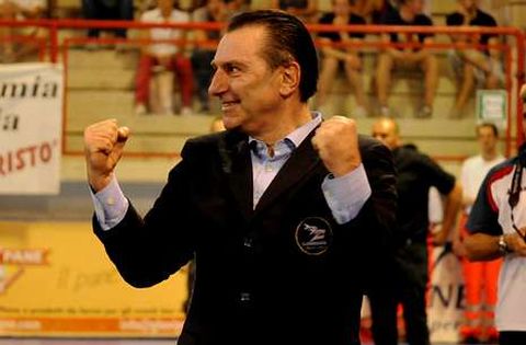 Julio Fern�ndez celebra un gol de su equipo durante un partido.