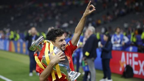 Jess Navas con el trofeo de la ltima Eurocopa