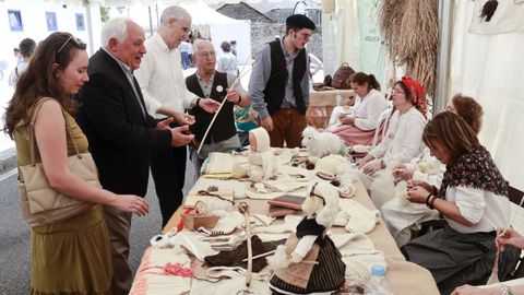 Las calles de Outeiro se llenan de puestos de artesanos en este da