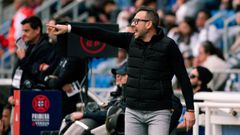 Yago Iglesias hace indicaciones a sus jugadores en el partido de este s�bado en Tenerife.