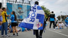 Aficionados del Deportivo en la explanada del Palacio de los Deportes de Riazor, con la pantalla gigante de fondo para ver un partido del conjunto blanquiazul en el 2023