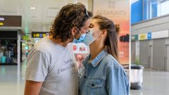 Una pareja de alemanes, a su llegada al aeropuerto de Ibiza este mi�rcoles