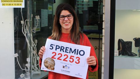 Giovanna Paciolla, en la administracin de la calle Corrida de Gijn, con el 5 premio