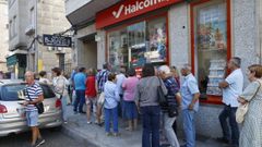 Colas ayer por la ma�ana a las puertas de la agencia de Halc�n Viajes de O Carballi�o