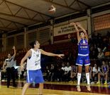 Aliaga lanza uno de los tres triples que intent� ayer.