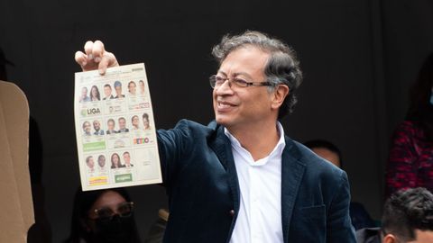 El candidato de la izquierda colombiana, Gustavo Petro, emiti� su voto ayer para la primera vuelta de las presidenciales.