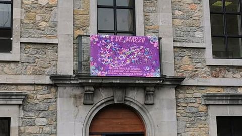 Salas luce en la facha del consistorio una pancarta hecha con mariposas decoradas por los alumnos de todos los centros educativos del concejo