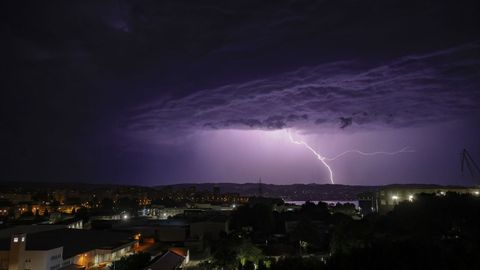 Tormenta el�ctrica sobre el barrio de Caranza