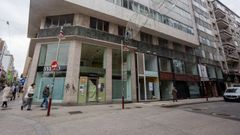 Locales de la esquina entre Benito Corbal y Daniel de la Sota que unificar� Mango para abrir su tercera tienda en Pontevedra 