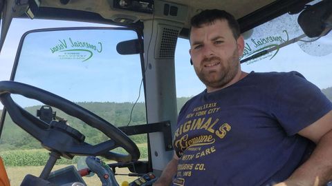 Dami�n Cambeiro, tractorista de Mazaricos