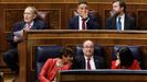 En la primera fila, la ministra Portavoz, Isabel Rodr�guez; el ministro de Cultura y Deporte, Miquel Iceta y la ministra de Sanidad, Carolina Darias; y en la segunda fila, e candidato de la moci�n de censura, profesor y economista Ram�n Tamames; el l�der de Vox, Santiago Abascal, y el portavoz de Vox en el Congreso, Iv�n Espinosa de los Monteros.