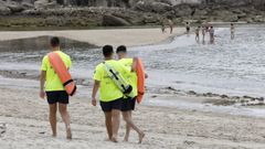 Socorristas en la playa de O Torno, en San Cibrao.