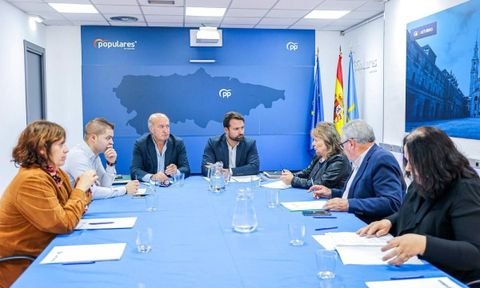 El presidente del PP de Asturias, �lvaro Queipo, y el diputado auton�mico Luis Venta, reunidos con organizaciones agrarias.