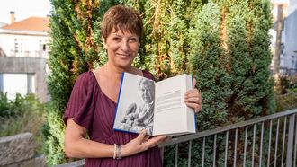 Maika Mourelo, vi&uacute;va de Celso Rodr&iacute;guez, coa compilaci&oacute;n de refr&aacute;ns que acaba de publicar a editorial Elvira. 