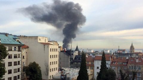 Columna de humo negro del incendio de Pumarín visible desde todo Oviedo.Columna de humo negro del incendio de Pumarín visible desde todo Oviedo