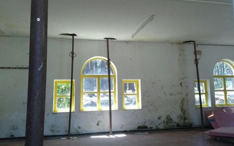 El estado de una canasta y de una sala que, según la Xunta, no es usada durante los campamentos.