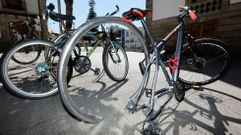 La bicicleta de Puentes, sin la rueda de atr�s, todav�a en el aparcabicis junto a la casa consistorial donde los cacos se cebaron con ella.