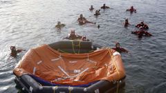 Pr�cticas de un curso de supervivencia en el mar, en Celeiro (Viveiro), en una imagen de archivo
