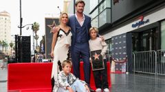 Chris Hemsworth y Elsa Pataky posan en el Paseo de la Fama junto a sus hijos, los gemelos Sasha y Tristan