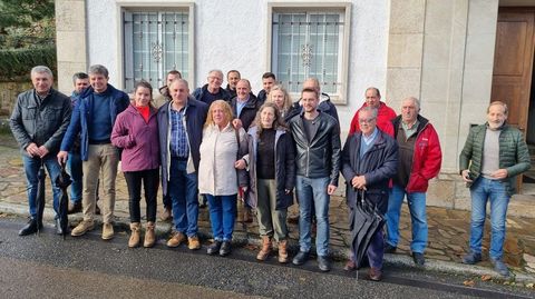 Foto de familia de los cargos socialistas que acudieron al pleno de la moci�n en Manzaneda.